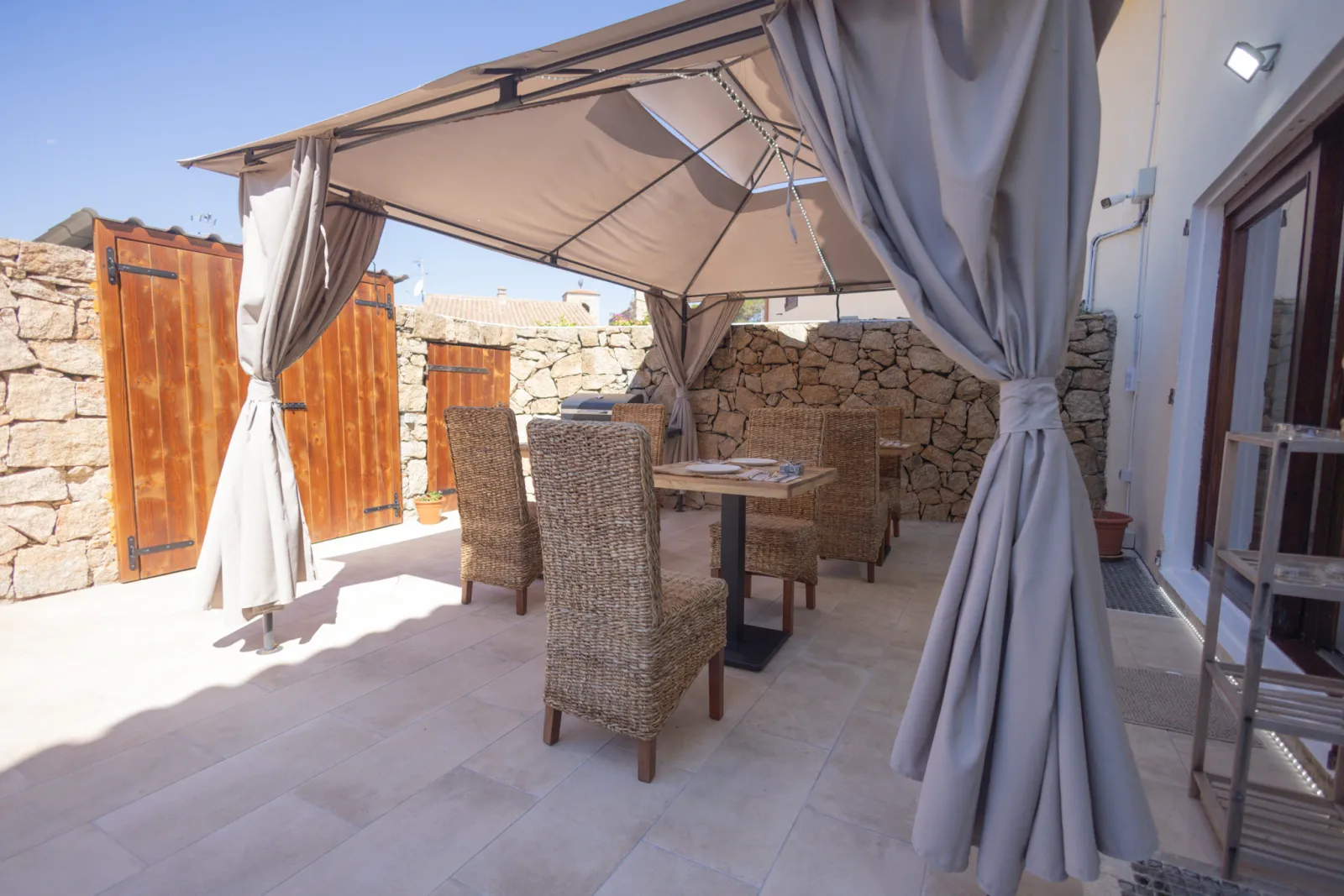 Il gazebo all'ombra